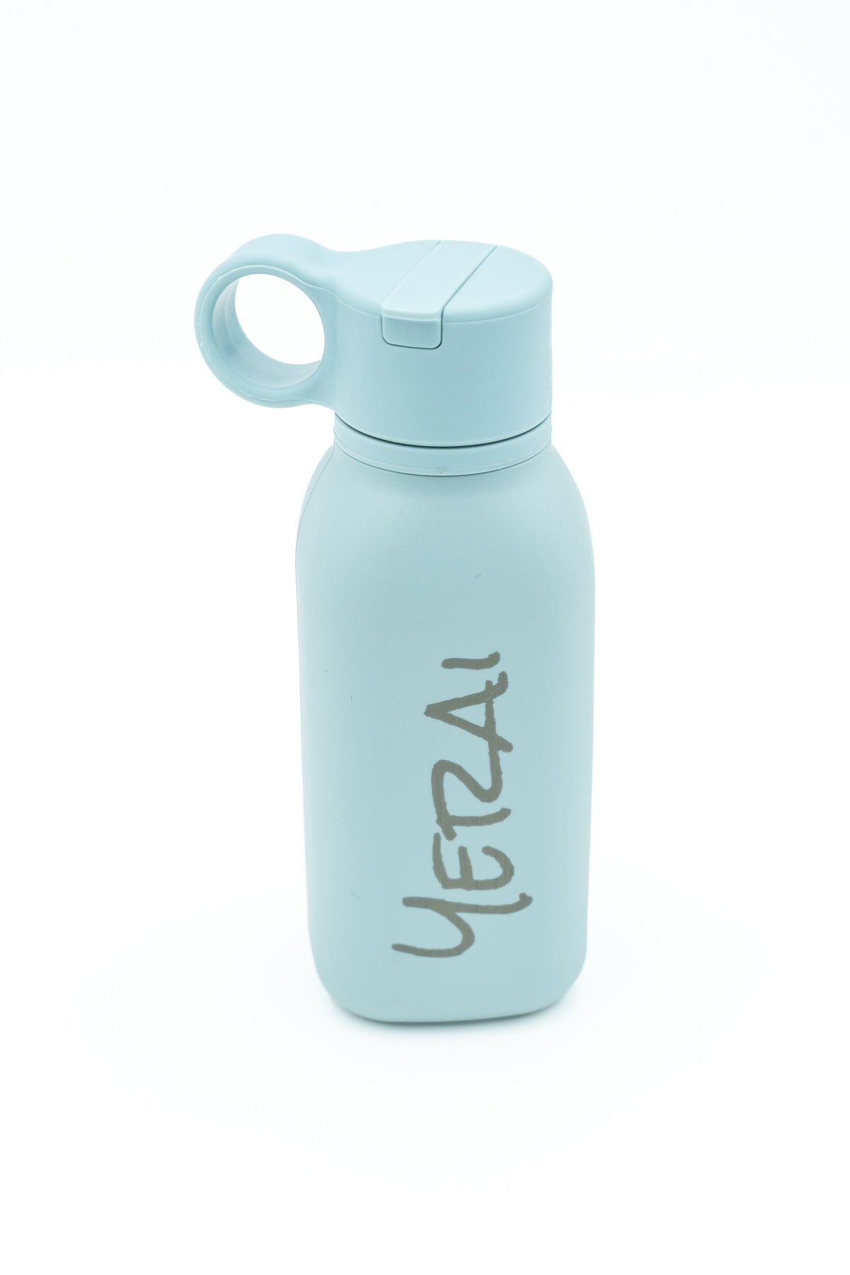 Hellblaue Flasche mit senkrecht graviertem Namen