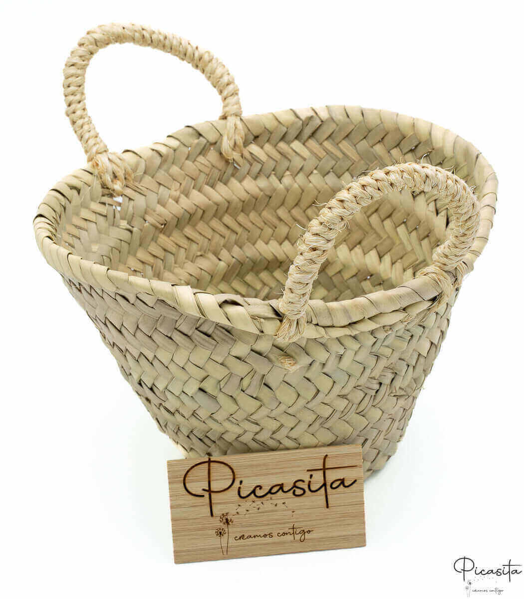 Grundkorb aus Palmblättern in Größe S; den Inhalt des Geschenks wählst du im Konfigurator