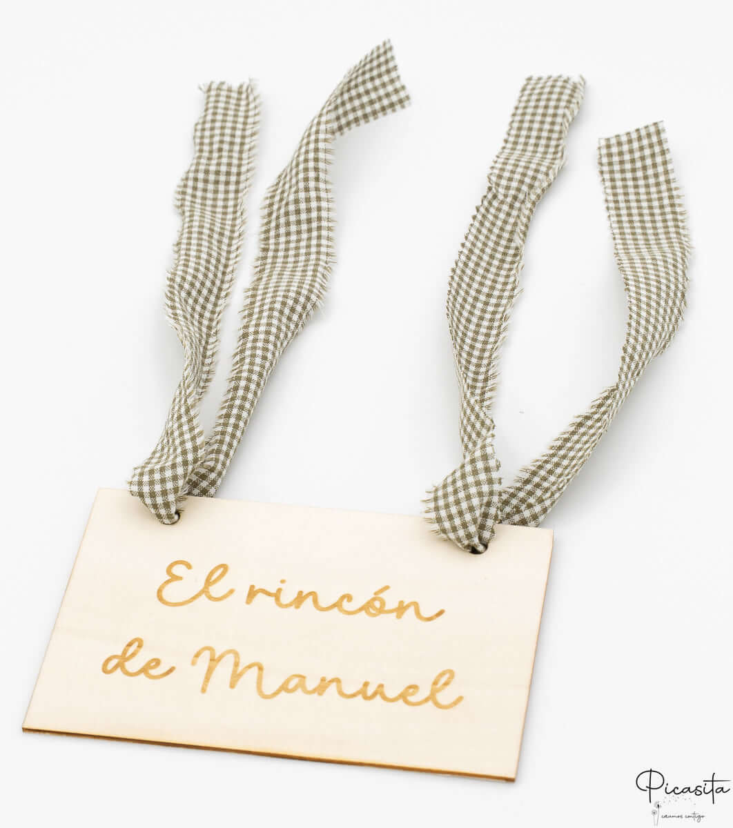 Placa de madera personalizada Manuel con cintas de cuadros vichy verdes en perspectiva.