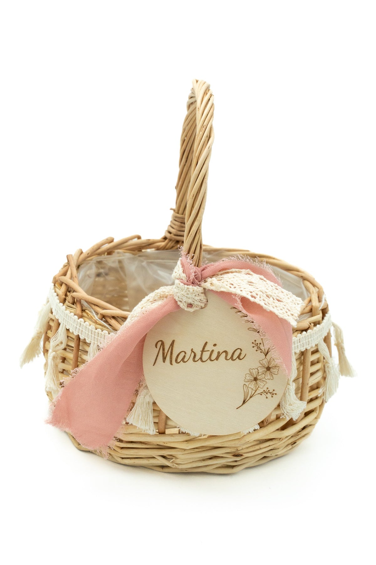 Rattankorb mit rosa Schleife und Spitze und dem Namen Martina