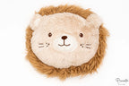 Cojín de león con melena de pelo largo marrón y cara de peluche beige con patrón calado.