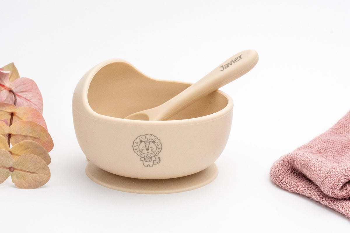 Beige Schale mit Löwenmotiv und Löffel mit Namen