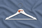 Percha deportiva infantil blanca con baloncesto y nombre Bruno sobre algodón azul liso