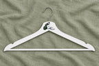 Percha deportiva adulta blanca con golf y nombre Álex sobre lino salvia