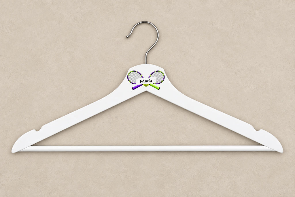 Percha deportiva adulta blanca con tenis y nombre María sobre mesa beige