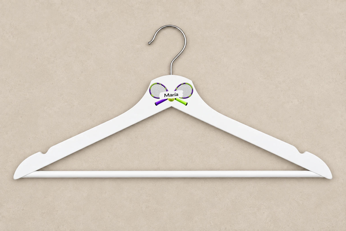 Percha deportiva adulta blanca con tenis y nombre María sobre mesa beige