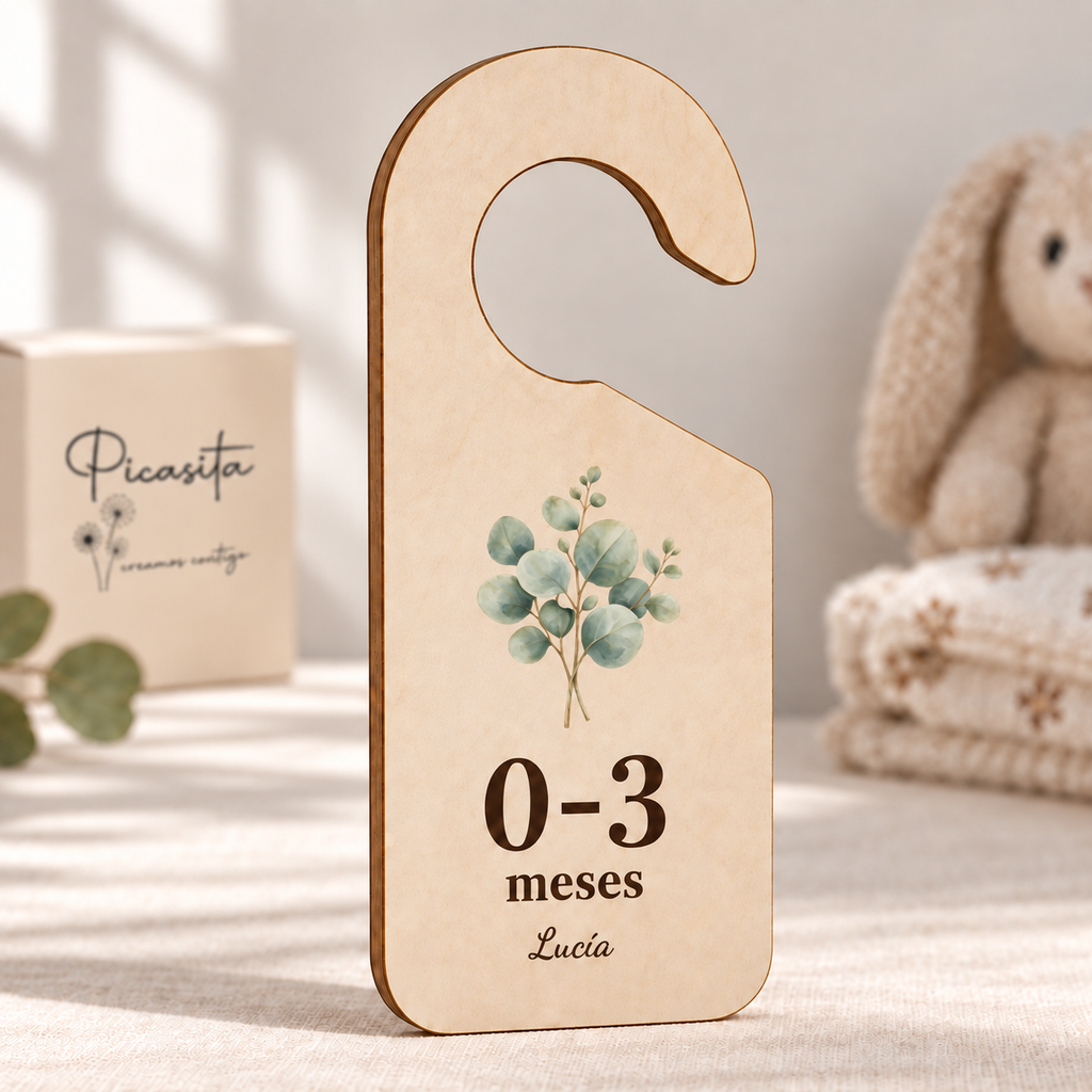 Separador con nombre, Botánica suave, contrachapado con impresión a color y corte láser, abertura inferior. Caja Picasita desenfocada al fondo. Simulación del acabado.