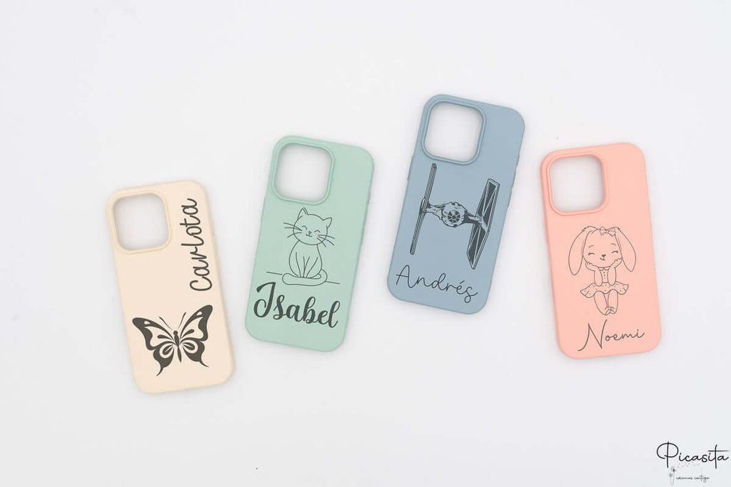 Cuatro fundas de colores pastel personalizadas con diferentes dibujos y nombres sobre fondo blanco.