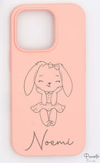 Funda de silicona rosa con ilustración lineal de conejo y nombre Noemi grabado.
