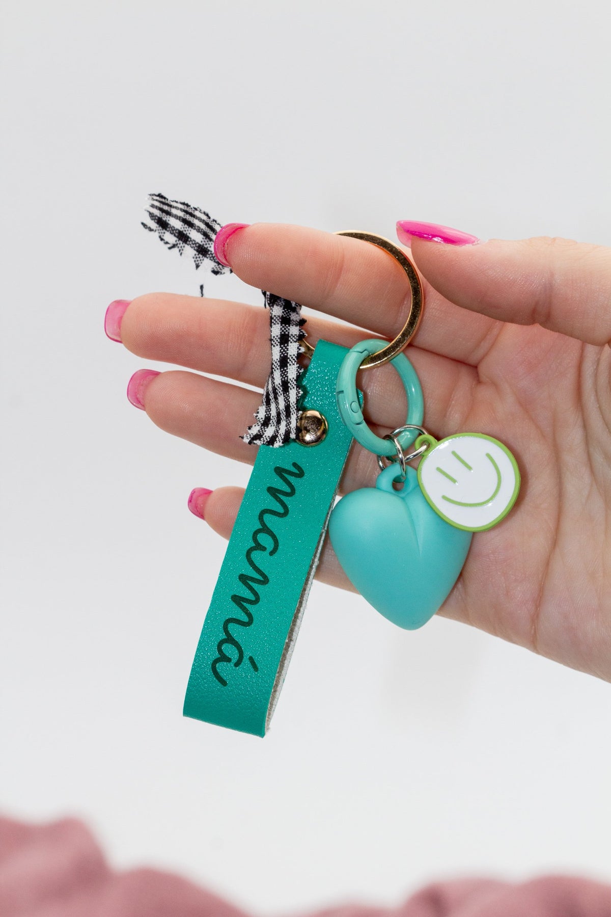Llavero aguamarina personalizado con grabado láser y conjunto de charms de silicona y metal.