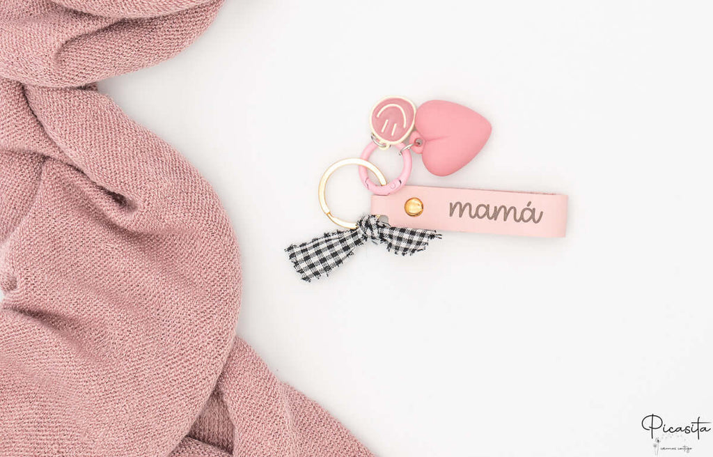 Llavero de polipiel rosa con grabado láser mamá, corazón de silicona y lazo de cuadros vichy.