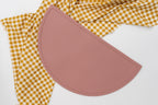 Rosa Silikon-Tischset in Halbmondform
