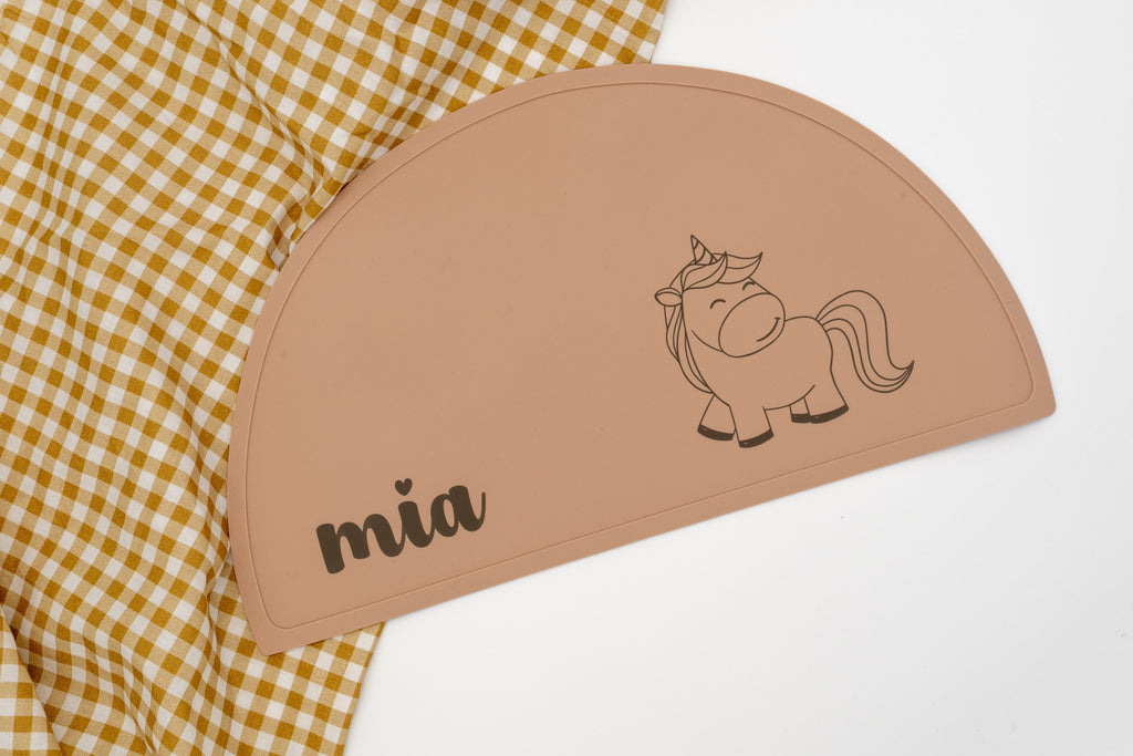 Lachsfarbenes Tischset mit dem Namen Mia und einem Einhorn