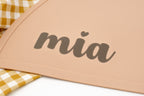 Detail des mit Laser in Silikon gravierten Namens Mia