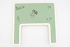 Grünes Tischset mit dem Namen Mateo und gravierten Motiven auf dem ANTILOP Tablett