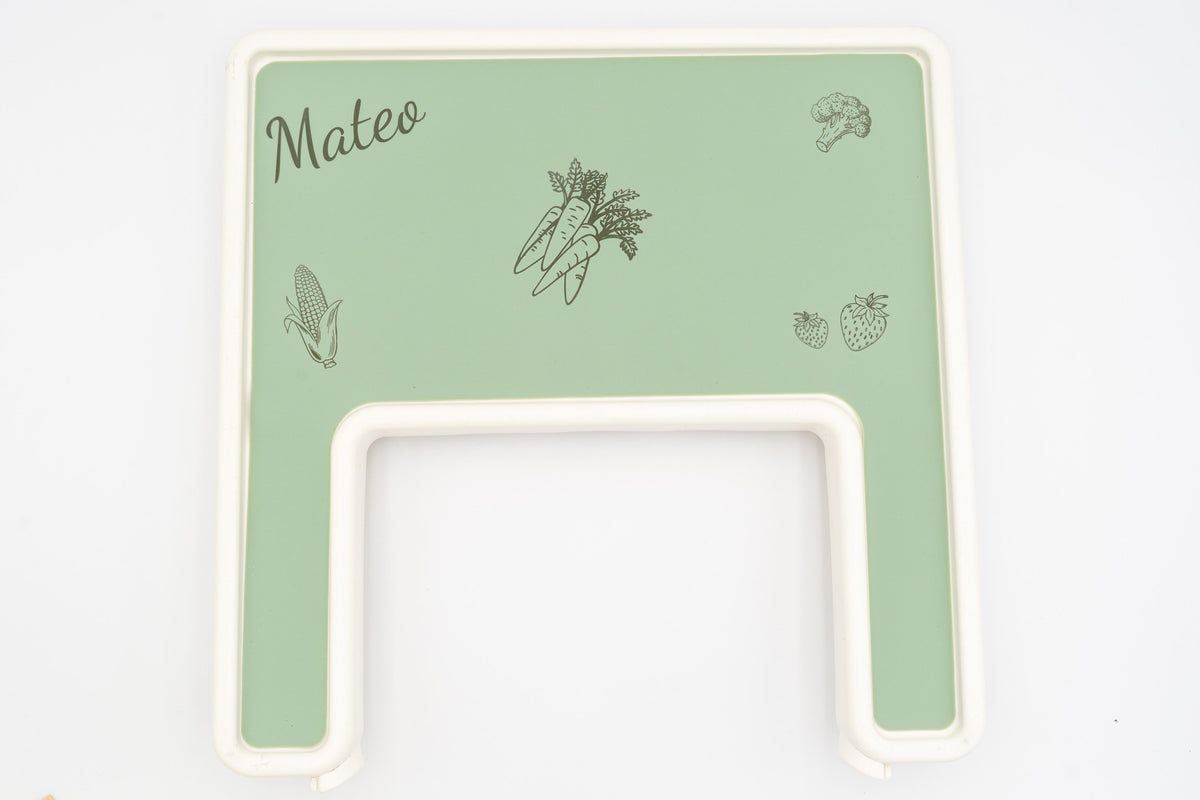 Grünes Tischset mit dem Namen Mateo und gravierten Motiven auf dem ANTILOP Tablett