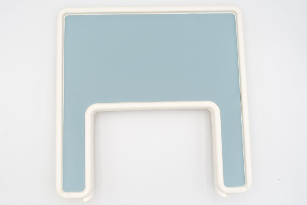 Blaues Silikon-Tischset mit U-Ausschnitt auf einem ANTILOP Tablett