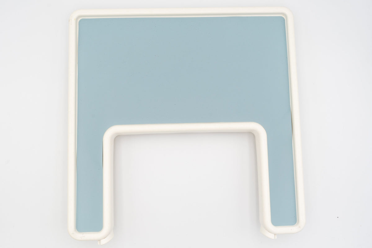 Blaues Silikon-Tischset mit U-Ausschnitt auf einem ANTILOP Tablett