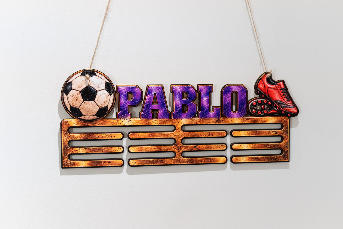 Personalisierter Medaillenhalter aus Holz in Farbe
