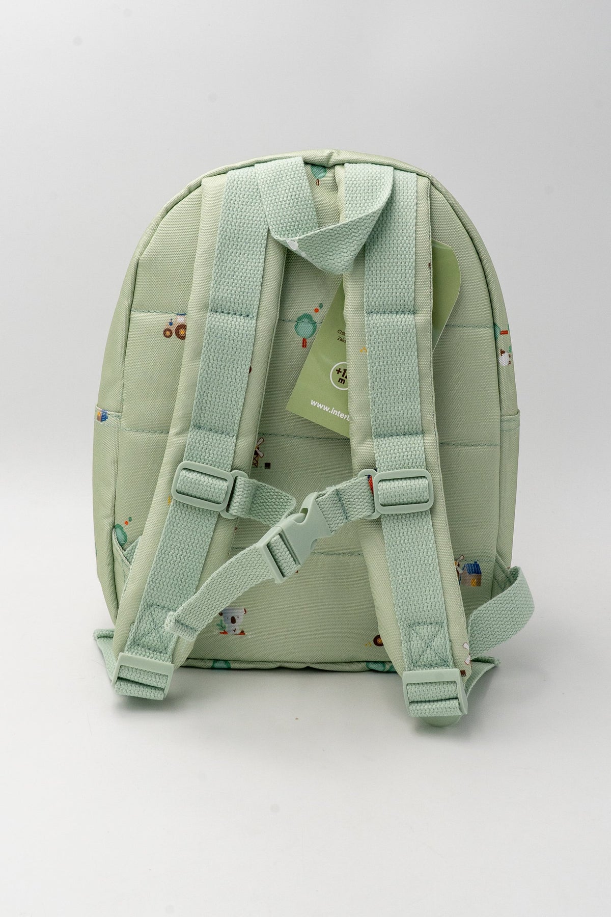 Rückseite des grünen Kinderrucksacks mit zwei verstellbaren Trägern und vorderem Schnallenriemen