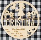 Natalicio circular de madera calada con silueta de niña, flores y datos grabados de Cristina.