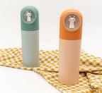 Estuche para niños en color verde y naranja sobre mantel de cuadros amarillos.