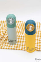 Estuches de viaje infantiles en colores verde y azul con nombres grabados a láser.