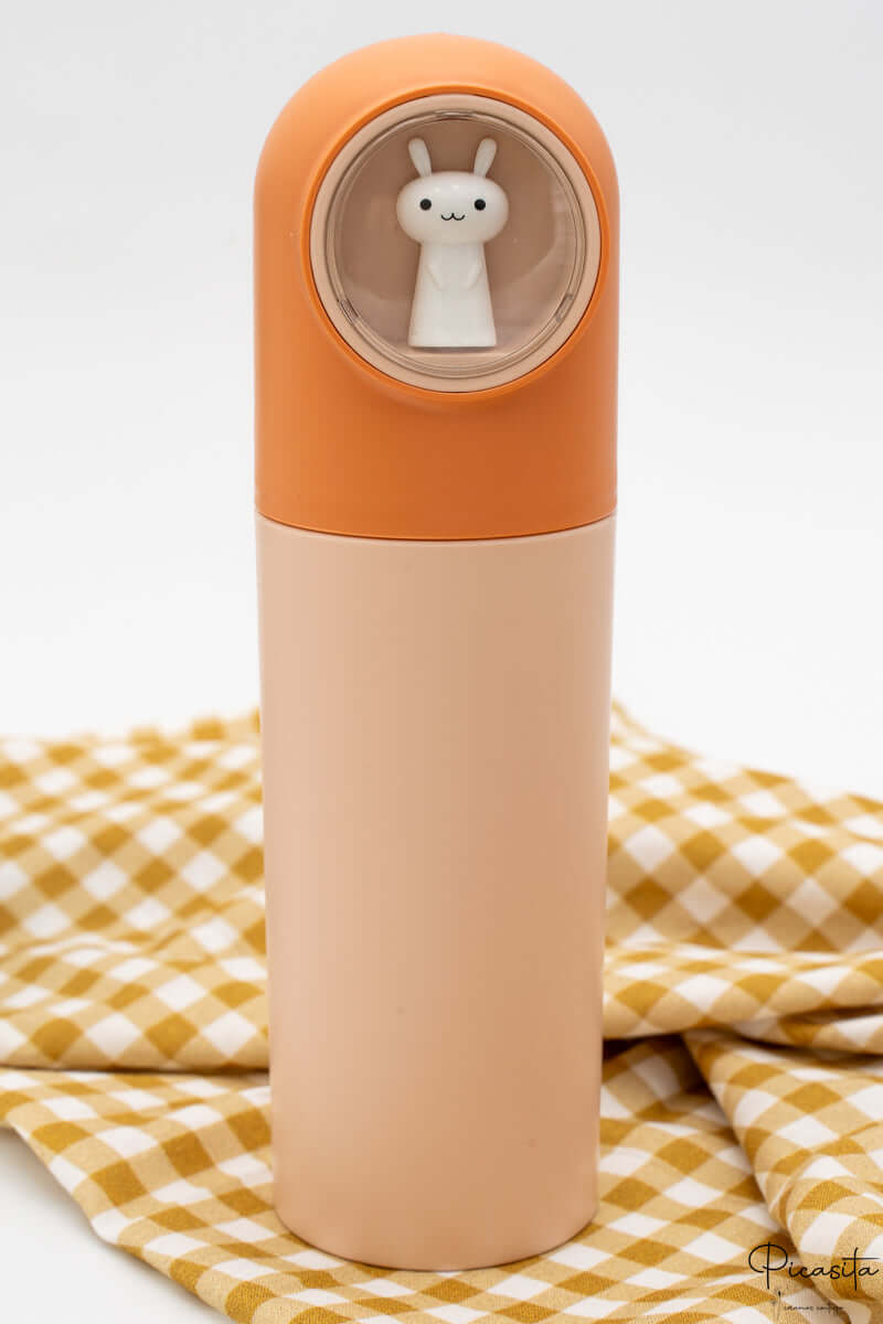 Estuche infantil color naranja con acabado mate y personalización mediante grabado láser.