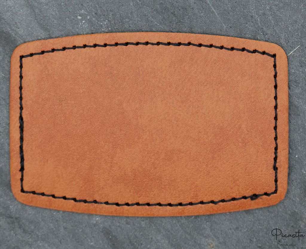 Parche de polipiel con forma rectangular y laterales curvados con detalle de costura negra.