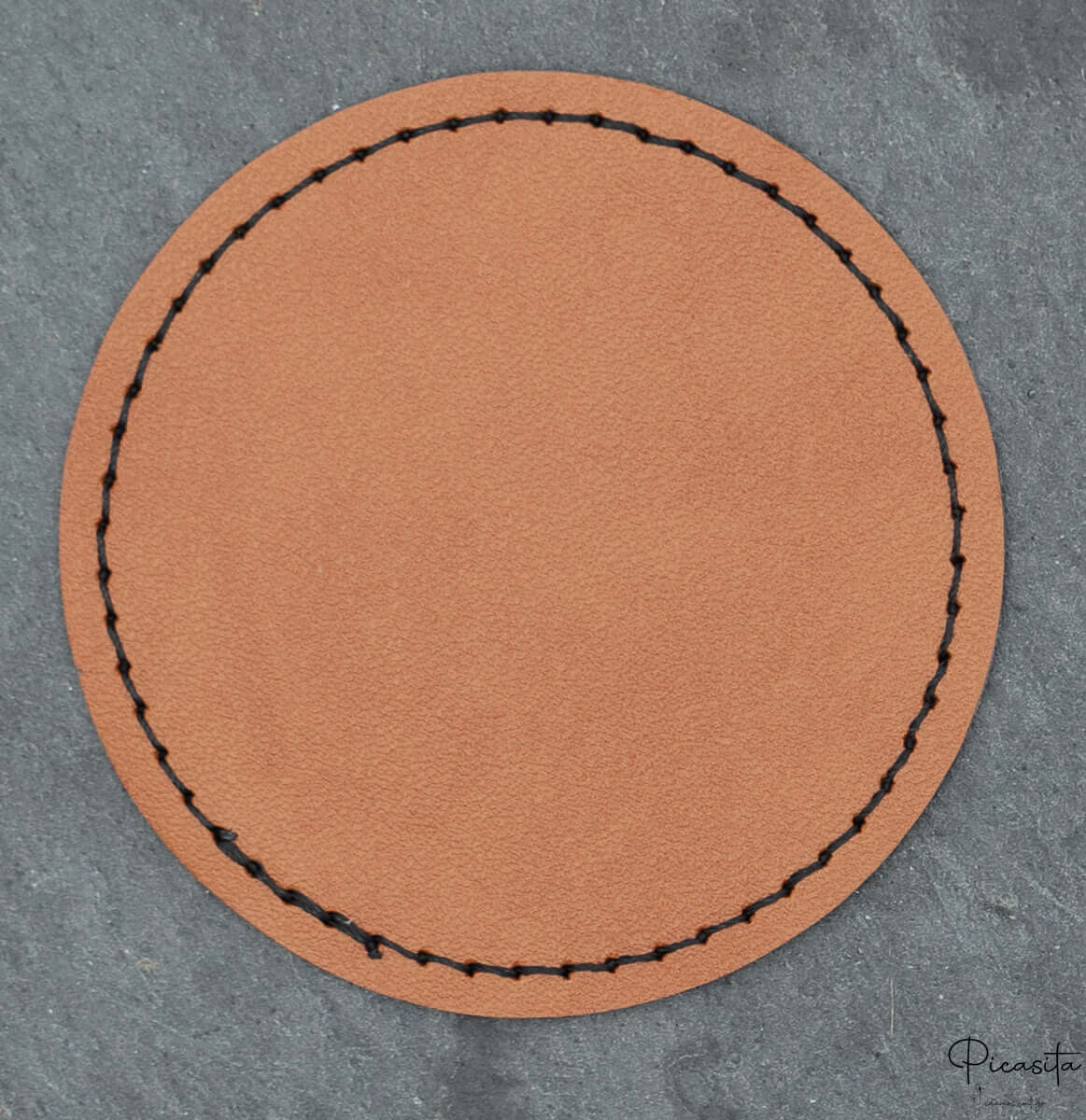 Parche redondo de polipiel marrón con costura decorativa perimetral en color negro.
