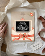 Simulierte Vorschau: Brief vom Baby auf Sperrholz, 15 × 20 cm, mit synthetischem Ultraschallbild zur Illustration. Geschenkszene.