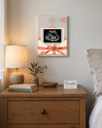 Simulierte Vorschau: Brief vom Baby auf Leinwand, 15 × 20 cm, mit synthetischem Ultraschallbild zur Illustration. Wandszene.
