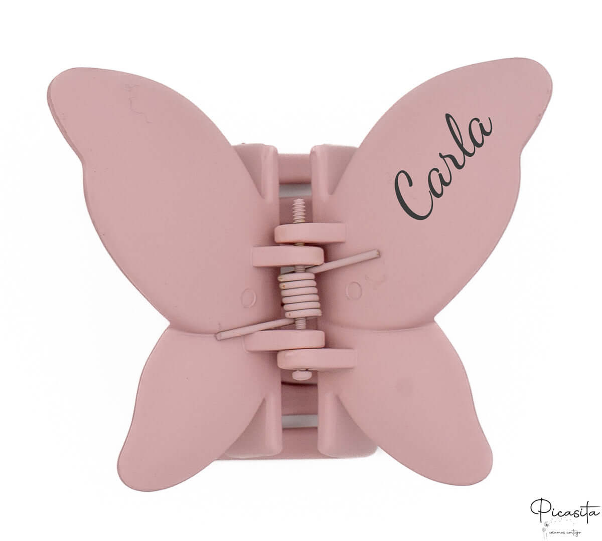 Pinza de pelo mariposa rosa con acabado mate y el nombre Carla personalizado en el ala.