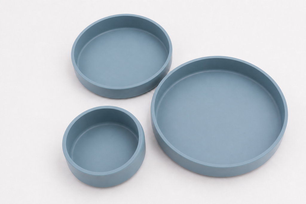 Juego de tres platos de silicona en color azul grisáceo, mostrados en sus tres tamaños