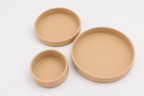 Juego de tres platos de silicona en color beige, mostrados en sus tres tamaños