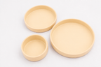 Juego de tres platos de silicona en color crema, mostrados en sus tres tamaños