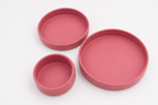Juego de tres platos de silicona en color rosa oscuro, mostrados en sus tres tamaños