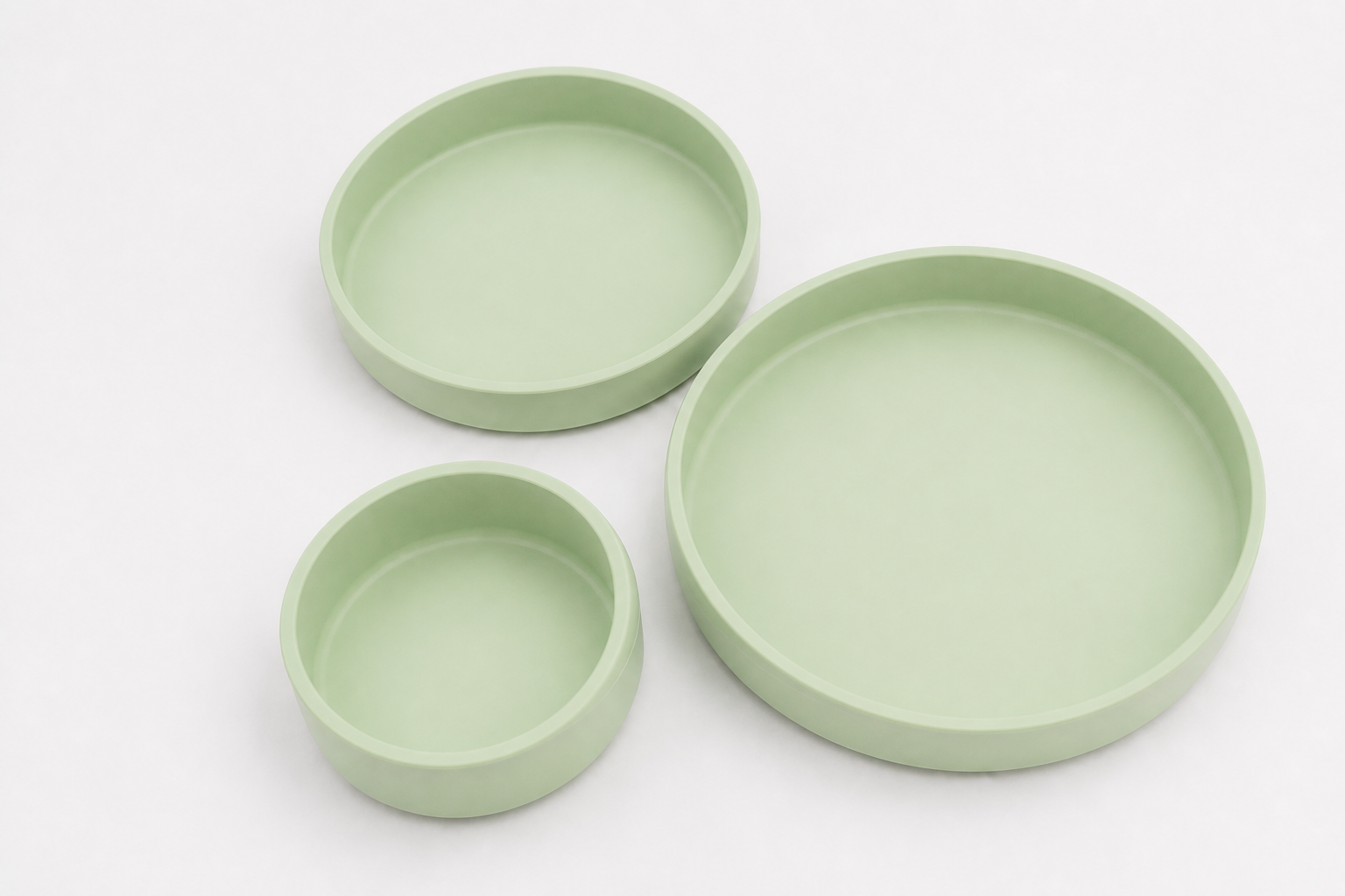 Juego de tres platos de silicona en color verde clarito, mostrados en sus tres tamaños
