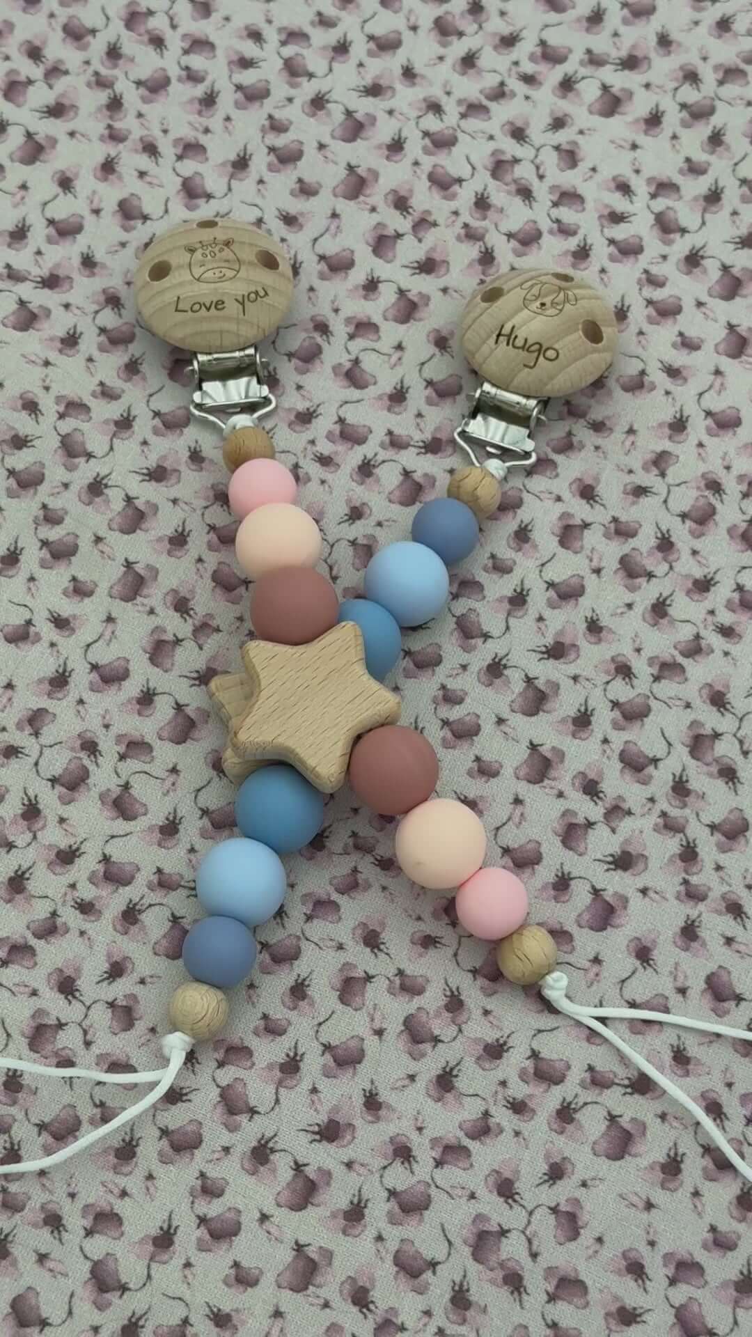Personalisierter Schnullerhalter mit Namen aus Holz und Silikon