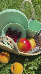 Picknickkorb zum Essen im Freien auf dem Land