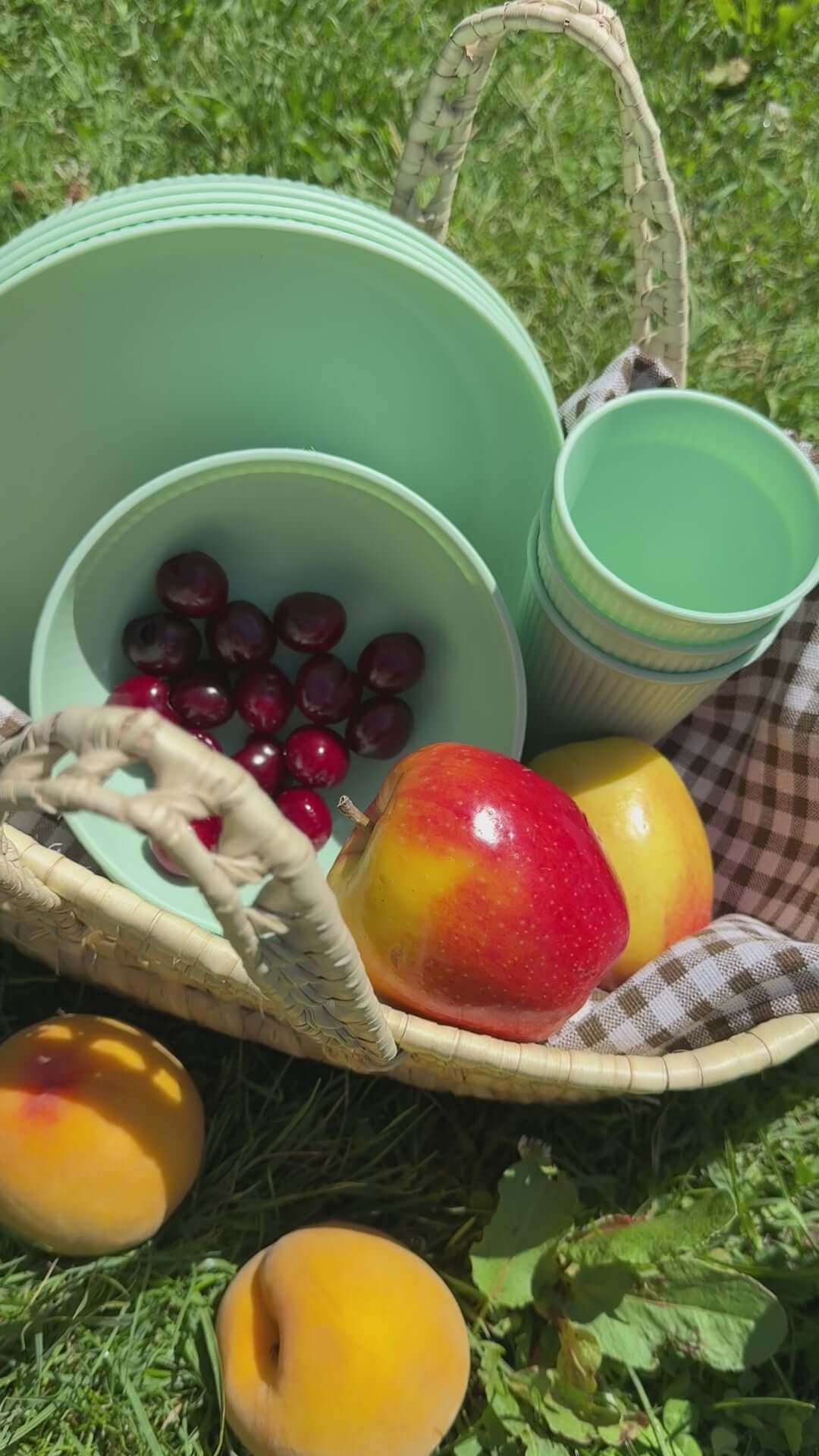 Picknickkorb zum Essen im Freien auf dem Land