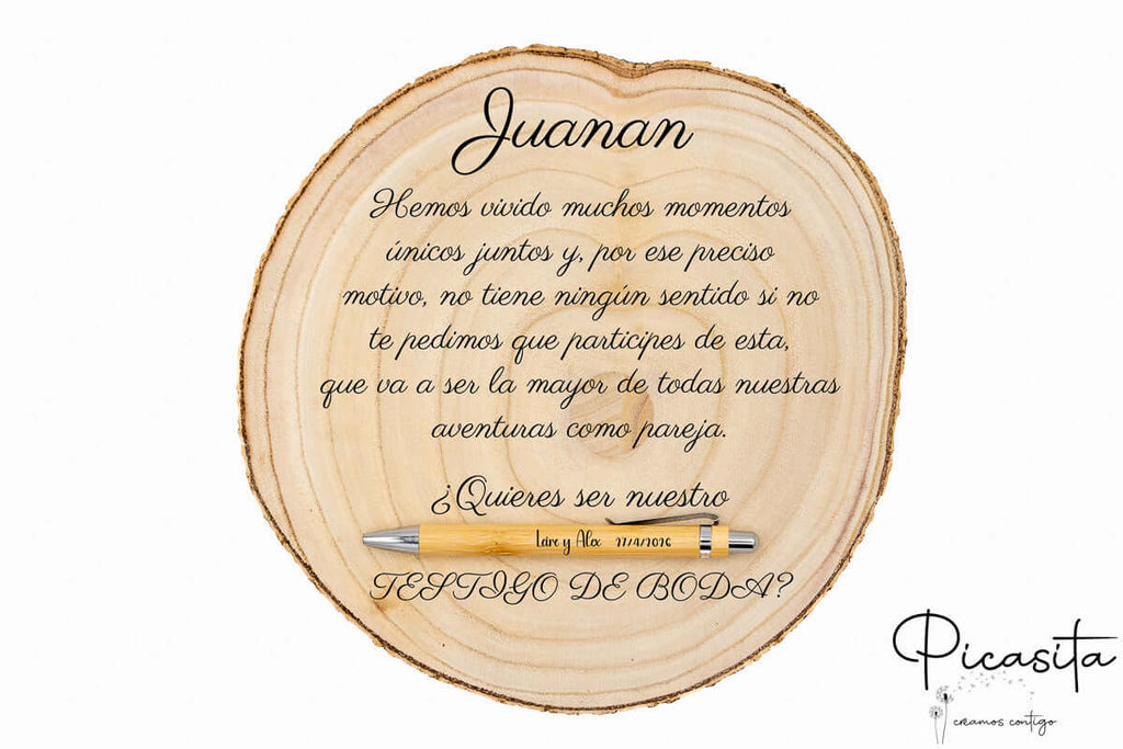 Invitación para testigo de boda grabada en rodaja de madera natural para Juanan.