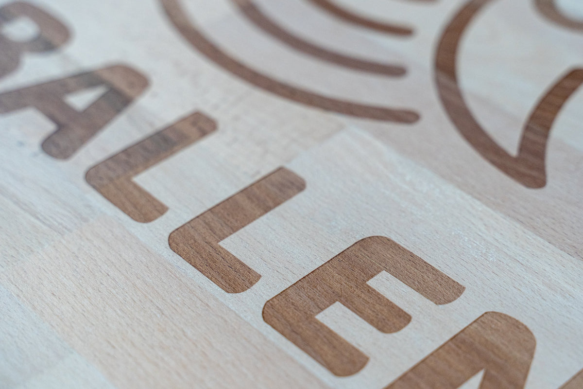 Detalle de las letras grabadas del nombre La Ballena en madera.