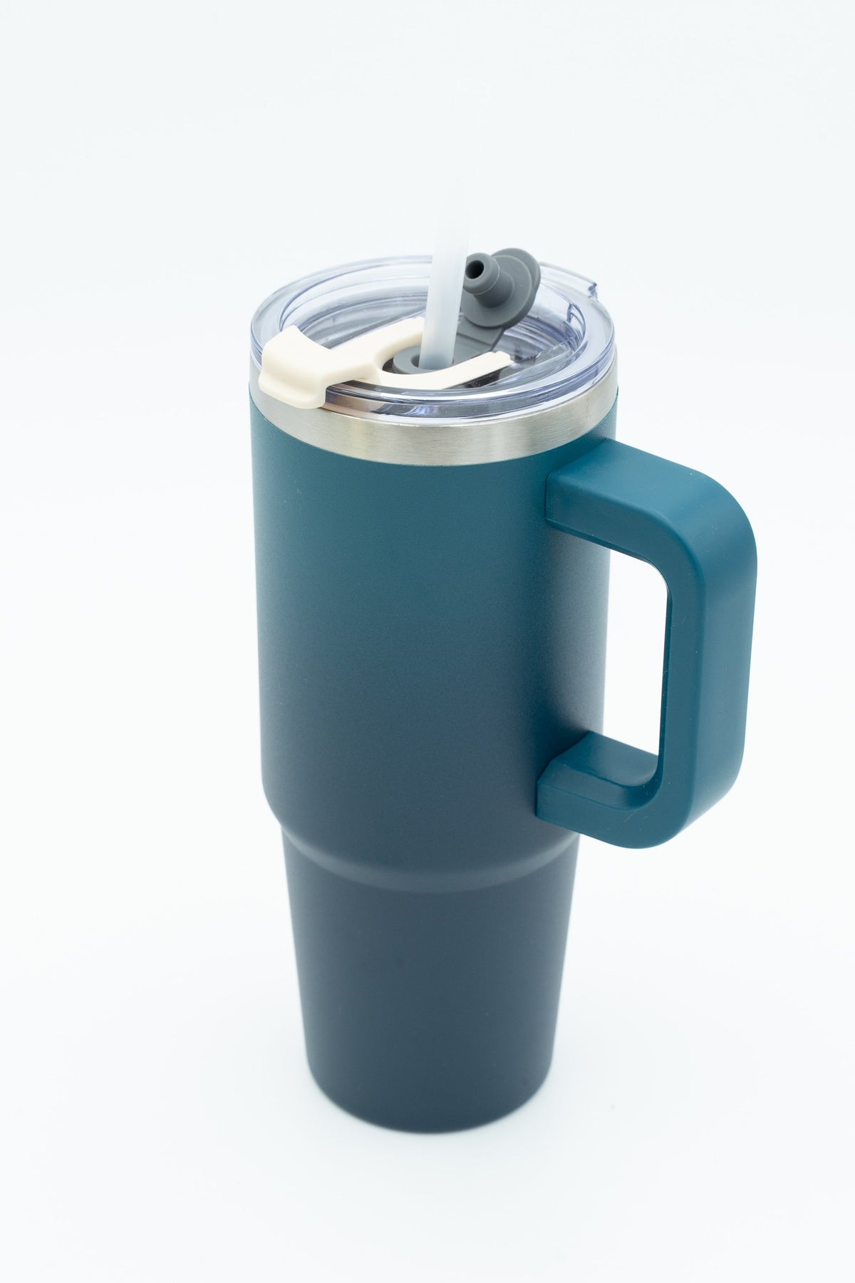 Termo color azul petróleo mate con asa y tapa con cierre de seguridad.