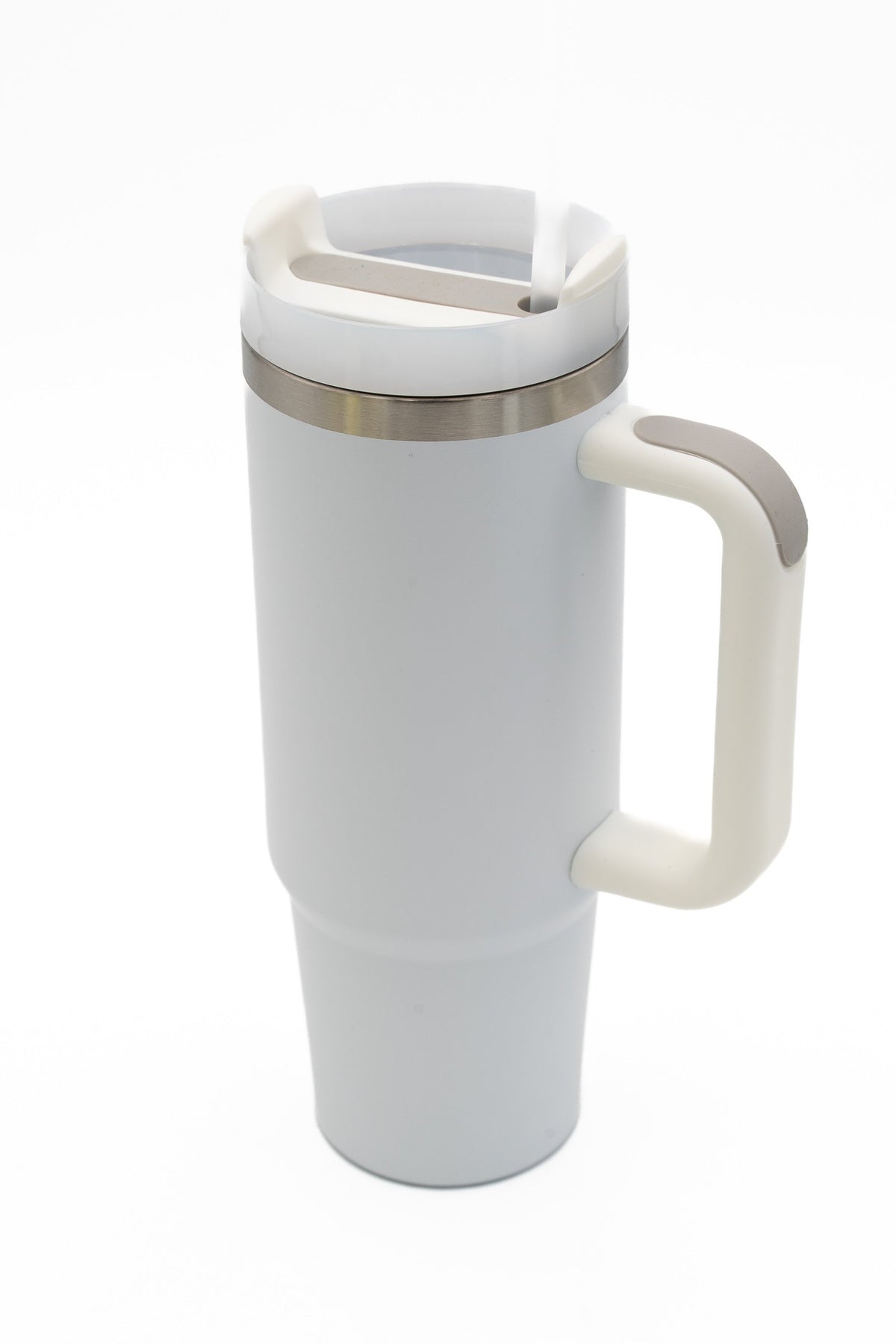 Weißer Thermobecher mit ergonomischem Henkel und Deckelöffnung für einen Strohhalm