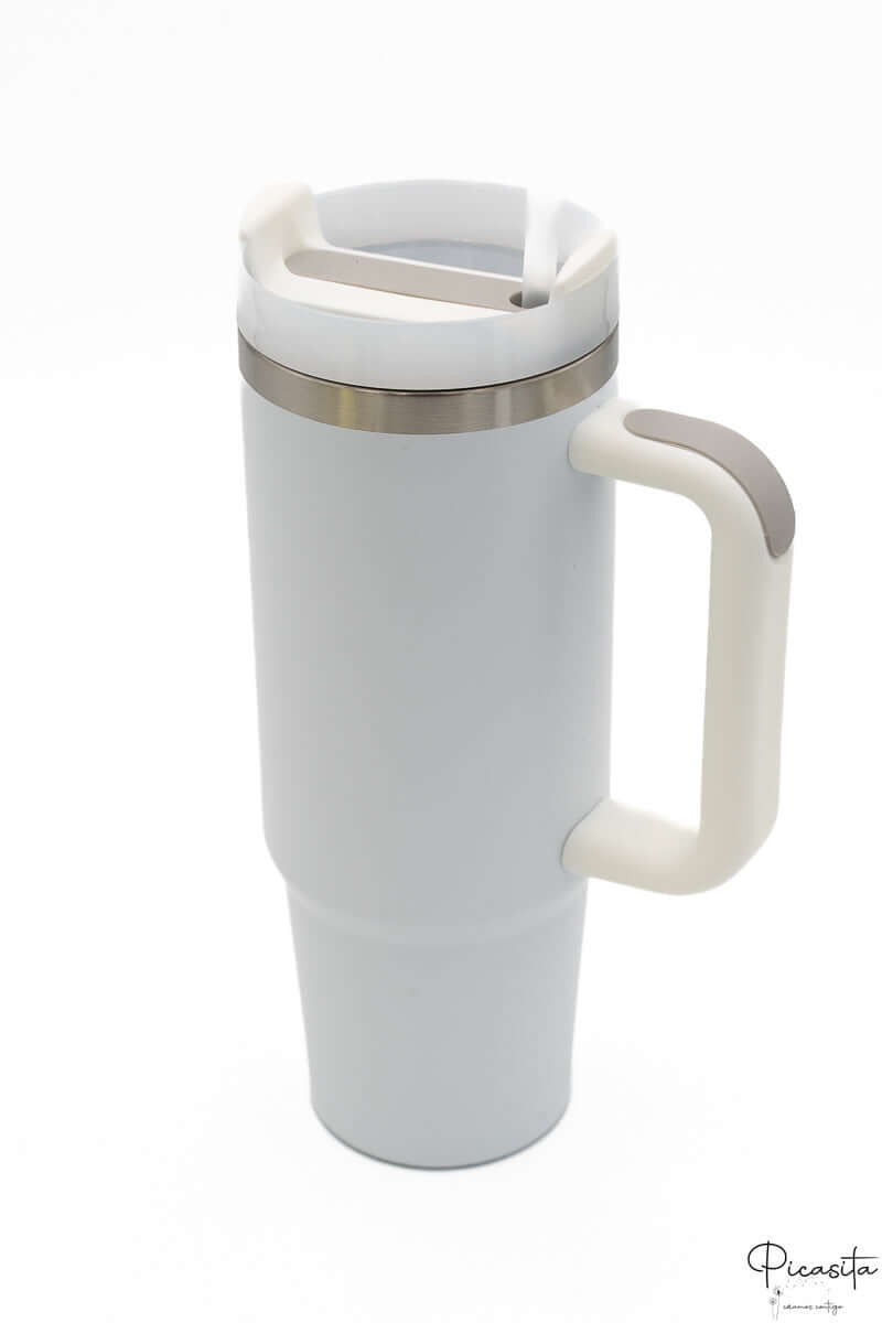 Vaso térmico color blanco con asa ergonómica y tapa con apertura para pajita.