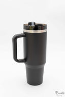 Termo de acero inoxidable color negro mate con asa y tapa de cierre hermético.