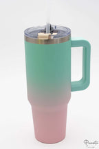 Vaso térmico con degradado turquesa a rosa pastel con asa y pajita.