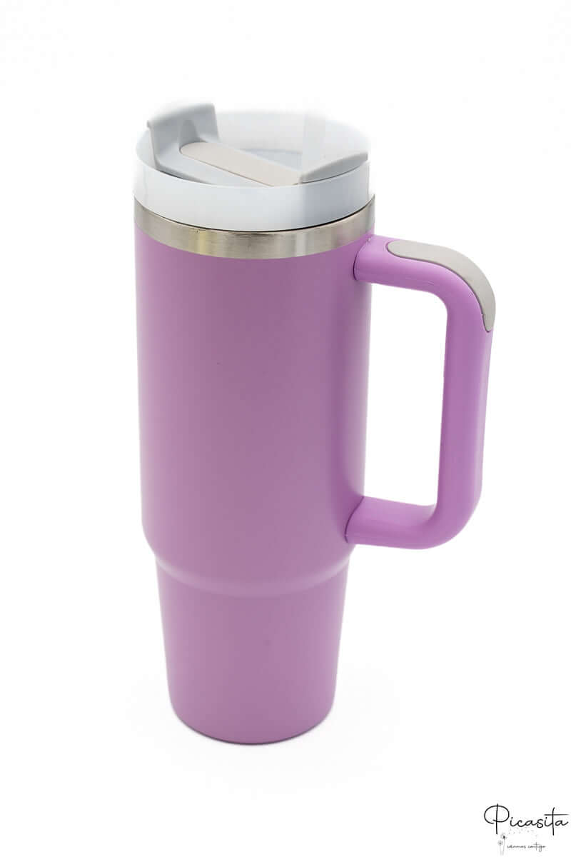 Termo color lavanda con asa y tapa de plástico transparente con cierre gris.