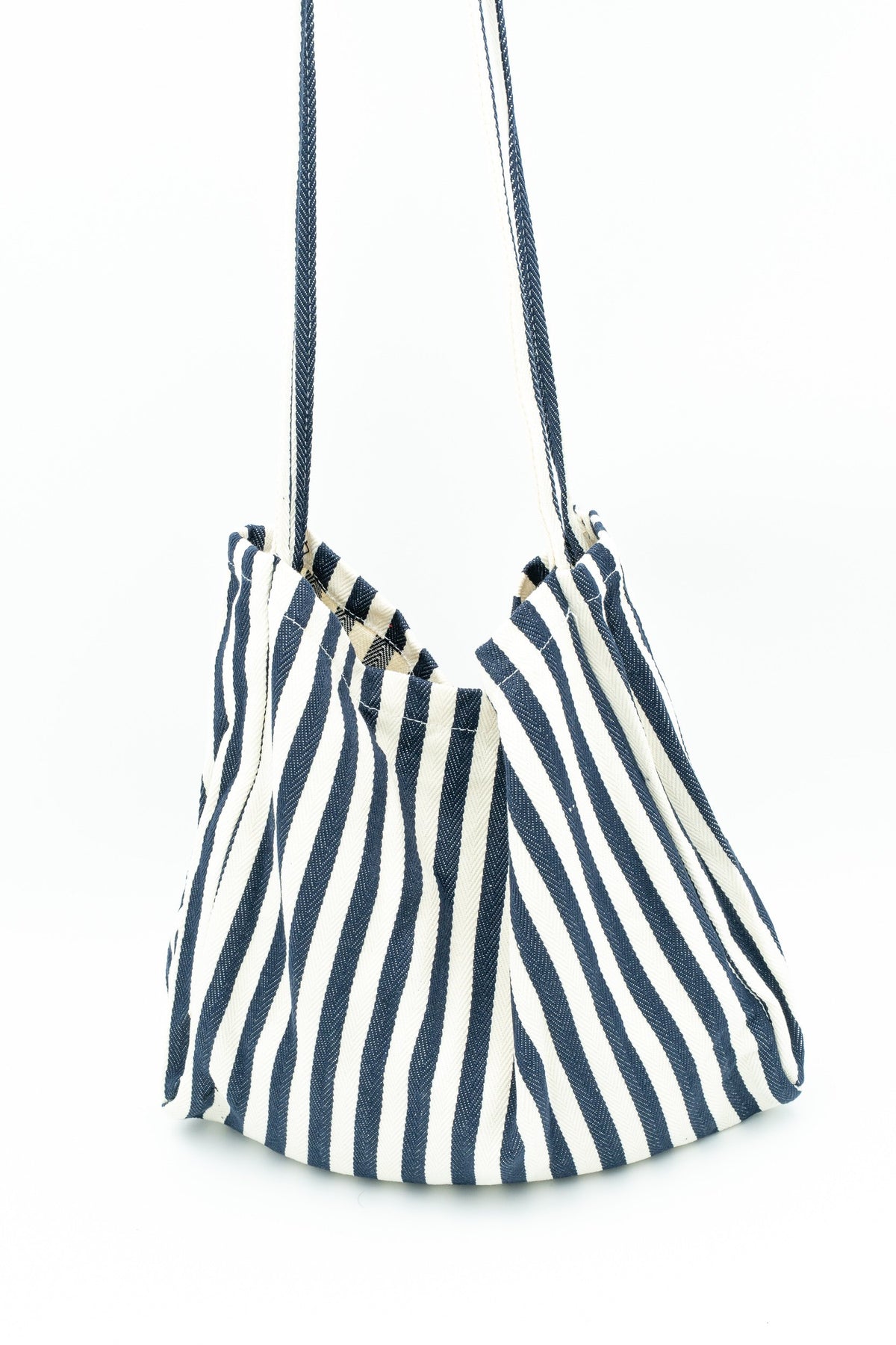 Seitlich abgebildete Baumwolltasche mit marineblau-weißen Streifen